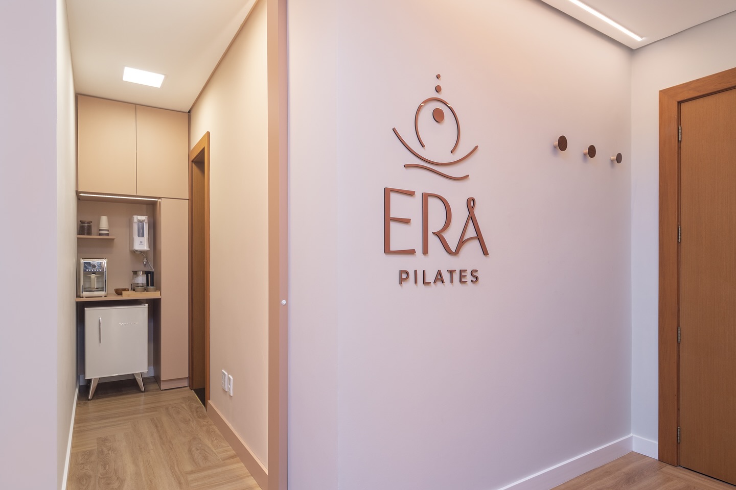 Espaço de recepção com café e cantinho de espera