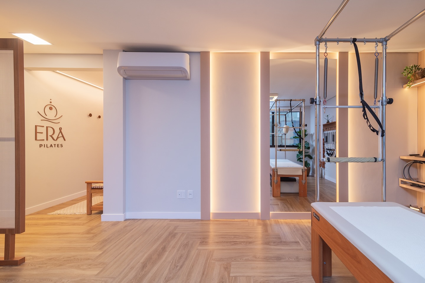 Entrada do estúdio com a marca ERA Pilates aplicada na parede